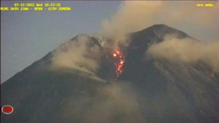 Gunung Semeru pagi ini erupsi. Sebelum erupsi, Semeru sempat mengeluarkan lava pijar