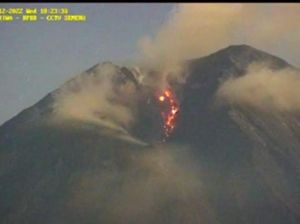 Penampakan Gunung Semeru Gugurkan Lava Pijar Sejauh 500 Meter