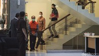 Dia tampak telah mengenakan rompi tahanan KPK berwarna oranye.