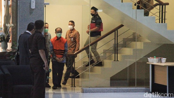 Hakim Agung Gazalba Saleh Langsung Berompi Oranye KPK menahan hakim agung Gazalba Saleh. Gazalba Saleh merupakan tersangka dalam kasus suap penanganan perkara di lingkungan Mahkamah Agung (MA).