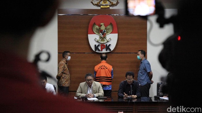 KPK menahan hakim agung Gazalba Saleh. Gazalba Saleh merupakan tersangka dalam kasus suap penanganan perkara di lingkungan Mahkamah Agung (MA).