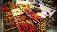 Sejumlah bahan pangan di pasar tersebut terpantau naik menjelang Natal dan Tahun Baru.