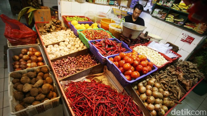 Harga Pangan Merangkak Naik Jelang Nataru Pedagang beraktivitas di Pasar Santa, Jakarta, Kamis (8/12/2022). Sejumlah bahan pangan terpantau naik jelang Natal dan Tahun Baru.