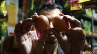 Di Pasar Santa, telur dipatok dengan harga Rp 32.000.