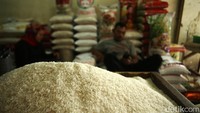 Harga beras juga terpantau naik kisaran 2.000 rupiah.
