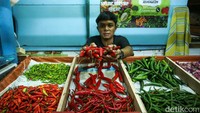 Seorang pedagang cabai menggelar dagangannya di Pasar Santa, Jakarta. Di pasar tersebut, harga cabai juga mengalami kenaikan.