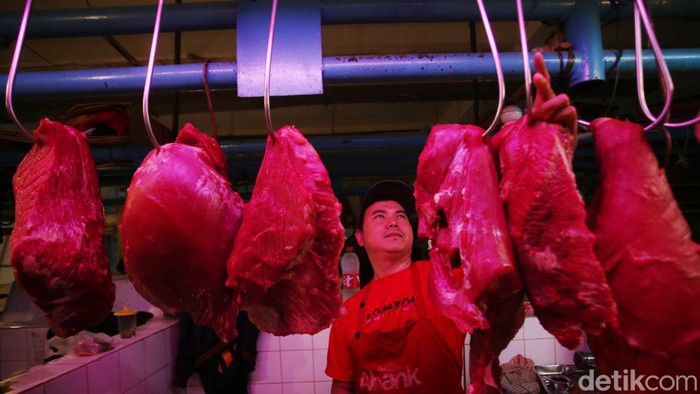 Harga Pangan Merangkak Naik Jelang Nataru Pedagang beraktivitas di Pasar Santa, Jakarta, Kamis (8/12/2022). Sejumlah bahan pangan terpantau naik jelang Natal dan Tahun Baru.