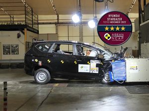 Momen Hyundai Stargazer Diuji Tabrak, Begini Hasilnya