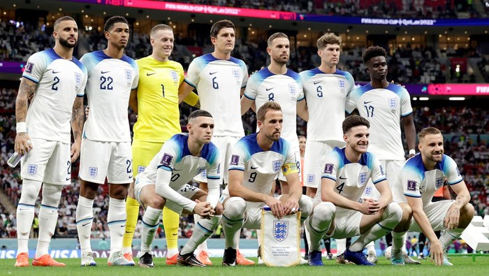 AL KHOR, QATAR - DECEMBER 4: (L-R) row1, Kyle Walker of England, Jude Bellingham of England, Jordan Pickford of England, Harry Maguire of England, Jordan Henderson of England, John Stones of England, Bukayo Saka of England, row2, Phil Foden of England, Harry Kane of England, Declan Rice of England, Luke Shaw of England  during the  World Cup match between England  v Senegal at the Al Bayt Stadium on December 4, 2022 in Al Khor Qatar (Photo by Rico Brouwer/Soccrates/Getty Images)
