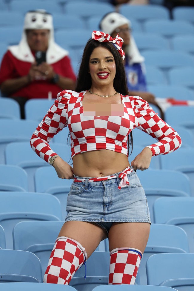 Gaya seksi kembali diperlihatkan Ivana Knoll saat menonton Kroasia melawan Jepang di Stadion Al Janoub, Qatar, 5 Desember 2022. Dia memakai hot pants dan crop top berbelahan dada rendah. Foto: Getty Images