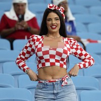 Gaya seksi kembali diperlihatkan Ivana Knoll saat menonton Kroasia melawan Jepang di Stadion Al Janoub, Qatar, 5 Desember 2022. Dia memakai hot pants dan crop top berbelahan dada rendah. Foto: Getty Images