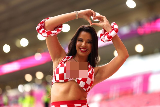 Dalam wawancara dengan host ternama Inggris, Piers Morgan, Ivana Knoll mengatakan tak ada orang lokal yang meghujatnya selama dia menonton Piala Dunia 2022. Malah banyak warga lokal yang mengajaknya berfoto, termasuk para wanita dan anak-anak. Foto: Getty Images