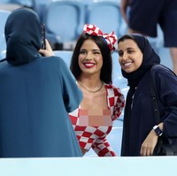 “Tidak, sejujurnya tidak ada (penolakan-red). Aku sendiri sangat terkejut. Tapi juga sangat bahagia. Mereka (warga Qatar-red) menerima gaya busanaku. Wanita, pria, anak-anak mengajakku berfoto,” katanya. Foto: Getty Images