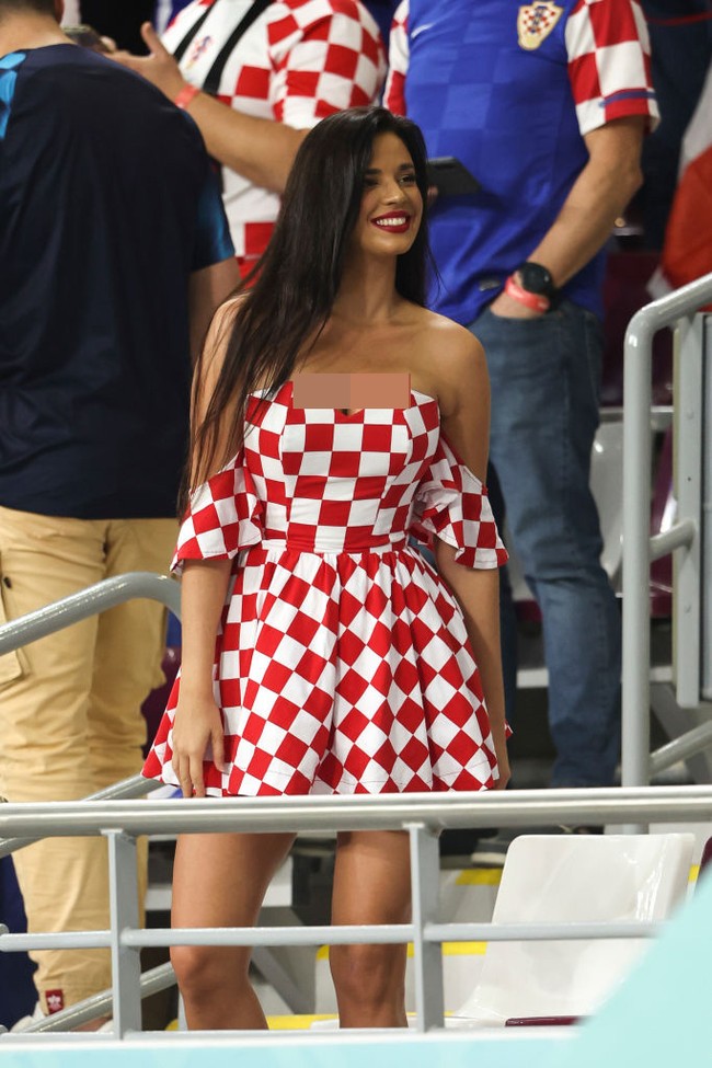 Namun Ivana Knoll tidak kapok, saat menonton Kroasia melawan Kanada, dia kembali tampil seksi. Kali ini wanita kelahiran Jerman itu mengenakan gaun strapless  motif kotak-kotak merah putih. Foto: Getty Images