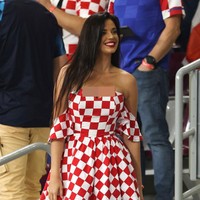 Namun Ivana Knoll tidak kapok, saat menonton Kroasia melawan Kanada, dia kembali tampil seksi. Kali ini wanita kelahiran Jerman itu mengenakan gaun strapless  motif kotak-kotak merah putih. Foto: Getty Images