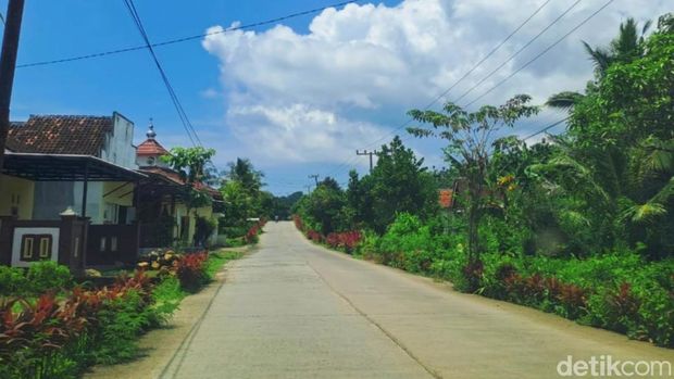 jalan di desa sumberagung, pesanggaran, banyuwangi