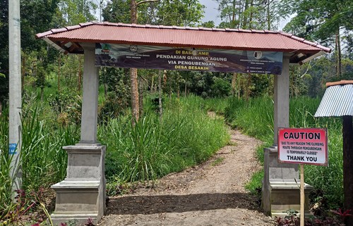 Jalur pendakian ke Gunung Agung melalui jalur Pura Pengubengan. (Foto: I Wayan Selamat Juniasa/detikBali)