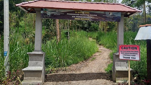 Jalur pendakian ke Gunung Agung melalui jalur Pura Pengubengan. (Foto: I Wayan Selamat Juniasa/detikBali)