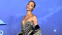 Model Jourdan Dunn menjadi pusat perhatian di malam itu dengan gaun strapless berwarna hitam yang berhiaskan permata. WireImage/Karwai Tang