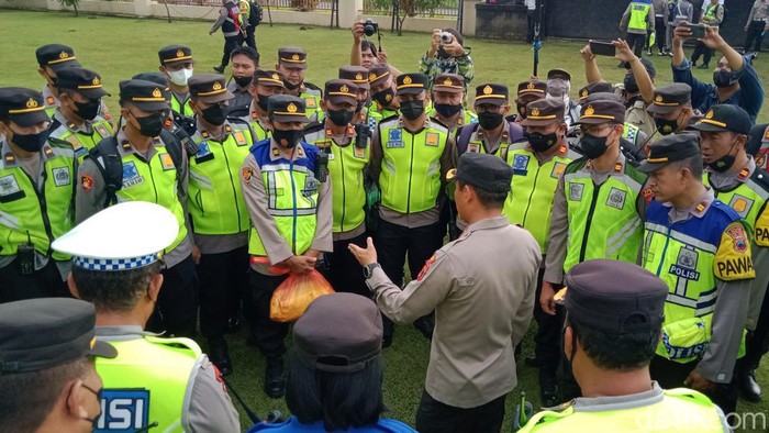 Kapolres Klaten AKBP Eko Prasetyo mengecek personel pengamanan VVIP.
