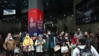 Sejumlah pegawai panik dan berhamburan keluar kantor Kemenkumham, Jakarta, Kamis (8/12/2022).