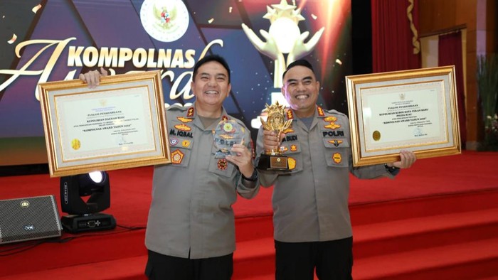 Kapolda Riau dan Kapolresta Pekanbaru saat menerima penghargaan (Foto: Dok Polda Riau)