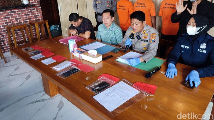 Kapolres Ponorogo AKBP Catur Cahyono Wibowo saat merilis tersangka kasus penipuan