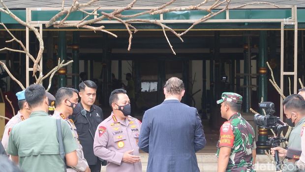 Kapolri Jenderal Listyo Sigit Prabowo saat meninjau Pendopo Agung Royal Ambarukkmo yang akan menjadi lokasi akad nikah Kaesang-Erina, Kamis (8/12/2022).