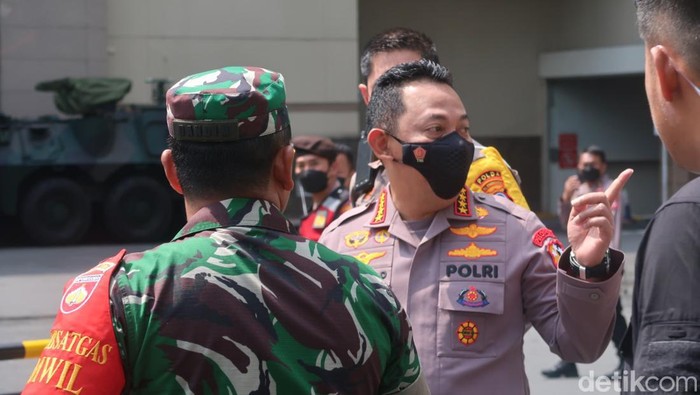 Kapolri Jenderal Listyo Sigit Prabowo saat meninjau Pendopo Agung Royal Ambarukkmo yang akan menjadi lokasi akad nikah Kaesang-Erina, Kamis (8/12/2022).