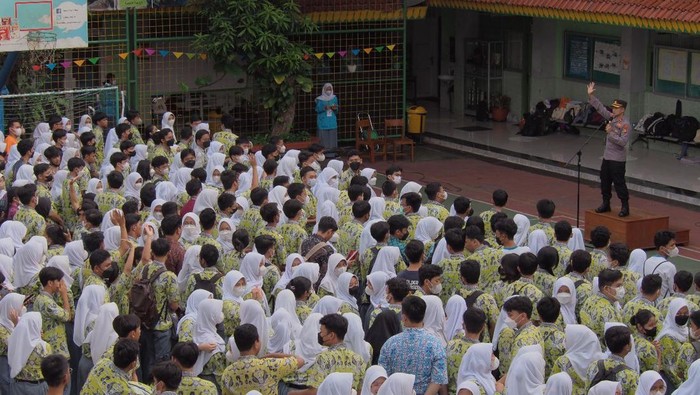 Kapolsek Jagakarsa Kompol Multazam Lisendra mengunjungi SMAN 49 Jakarta.