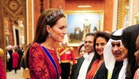 Ia menyempurnakan penampilan dengan anting warisan Ratu Elizabeth II. Foto: POOL/AFP via Getty Images/VICTORIA JONES