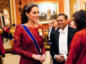 7 Foto Kate Middleton Pakai Tiara Bunga Teratai, Pancarkan Aura Calon Ratu