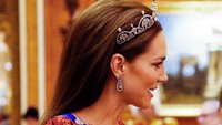 Ia mengenakan gaun milik Jenny Packham. Foto: POOL/AFP via Getty Images/VICTORIA JONES