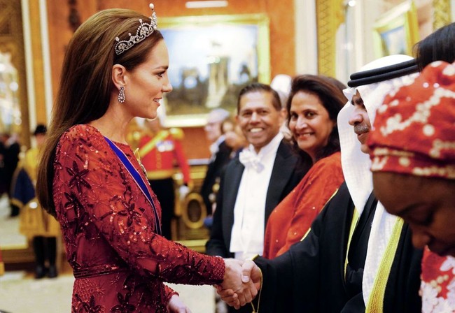 Tiara yang dikreasikan perusahaan perhiasan ternama Garrard ini dihiasi berlian dan mutiara yang memberi kesan mewah sekaligus elegan. Foto: POOL/AFP via Getty Images/VICTORIA JONES