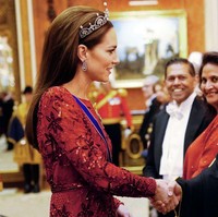 Tiara yang dikreasikan perusahaan perhiasan ternama Garrard ini dihiasi berlian dan mutiara yang memberi kesan mewah sekaligus elegan. Foto: POOL/AFP via Getty Images/VICTORIA JONES