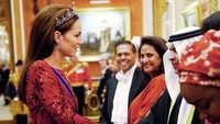 Dalam acara yang digelar untuk Diplomatic Corps tersebut, Kate Middleton tampil dengan gaun merah. Foto: POOL/AFP via Getty Images/VICTORIA JONES