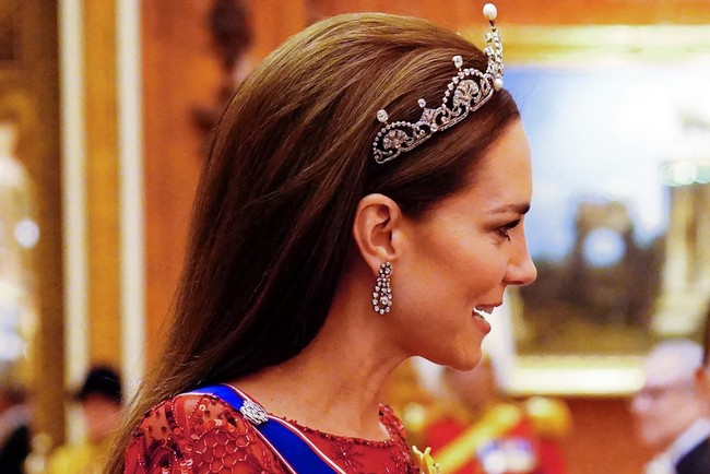 Tak hanya tiara yang membuat aura ratu pada Kate Middleton makin terpancar. Sepasang anting berkilauan juga melengkapi penampilannya. Foto: Getty Images
