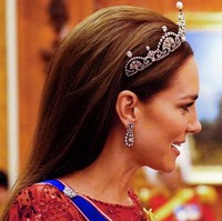 Tak hanya tiara yang membuat aura ratu pada Kate Middleton makin terpancar. Sepasang anting berkilauan juga melengkapi penampilannya. Foto: Getty Images