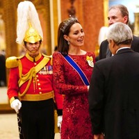 Alih-alih disanggul, Kate Middleton kali ini memilih rambutnya digerai dan ditata lebih simpel. Makeup andalan tetap jadi pilihan untuk tampil cantik, yakni nuansa cokelat dengan lipstik berwarna berry. Foto: Getty Images