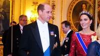 Kate Middleton tampil serasi dengan Pangeran William. Foto: POOL/AFP via Getty Images/VICTORIA JONES