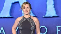 Pemeran Ronal tersebut tampil cantik menawan dengan dress hitam yang memamerkan lekuk tubuh dan bahu seksinya yang pernah dikenakannya pada 7 tahun lalu. WireImage/Karwai Tang