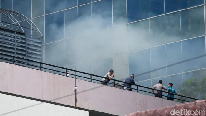 Kebakaran terjadi di Gedung Kemenkumham, Jakarta Selatan pada Kamis (8/12/2022). Tidak ada korban jiwa, namun sejumlah arsip hangus dilahap api.