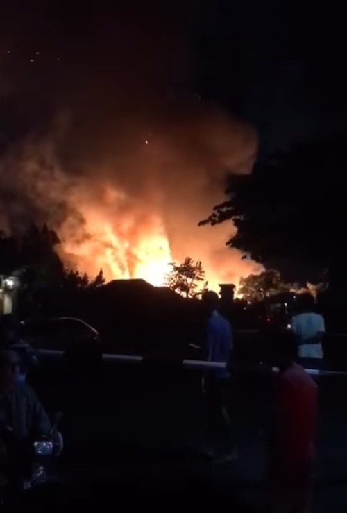 Kebakaran melahap sebuah vila di Lingkungan Banjar Bakung Sari, Desa Ungasan, Kuta Selatan Badung. Kebakaran tersebut terjadi pada Kamis (8/12/2022) malam.