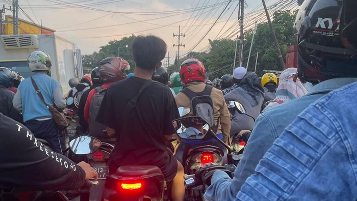 Seorang warga mempertanyakan soal pembangunan Jembatan Kali Cantel Pabean, Sidoarjo. Dalam unggahan di Twitter, ia menyertakan foto kemacetan.