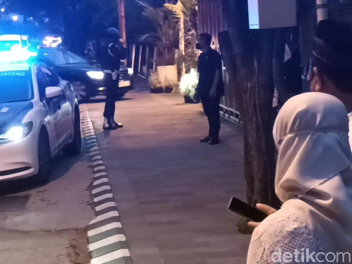 Kendaraan RI 1 tiba di kediaman Sumber, Banjarsari pada Kamis (8/12/2022) petang.
