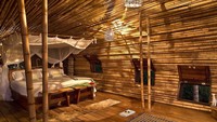 Bagian dinding dalamnya masih memperlihatkan susunan bambu. Ada pula beberapa tiang penyangga yang juga terbuat dari bambu.