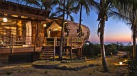 Rumah tersebut merupakan integrasi dari bangunan kayu di belakangannya.