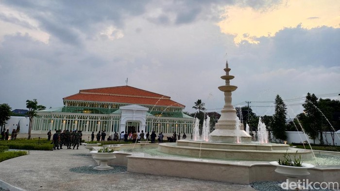 KGPAA Mangkunegoro X mengajak Panglima TNI Jenderal Andika Perkasa berkeliling melihat keindahan Taman Pracima, Kamis (8/12/2022)..