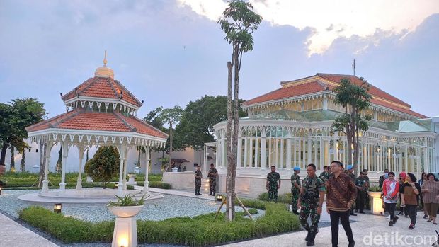 KGPAA Mangkunegoro X mengajak Panglima TNI Jenderal Andika Perkasa berkeliling melihat keindahan Taman Pracima, Kamis (8/12/2022)..
