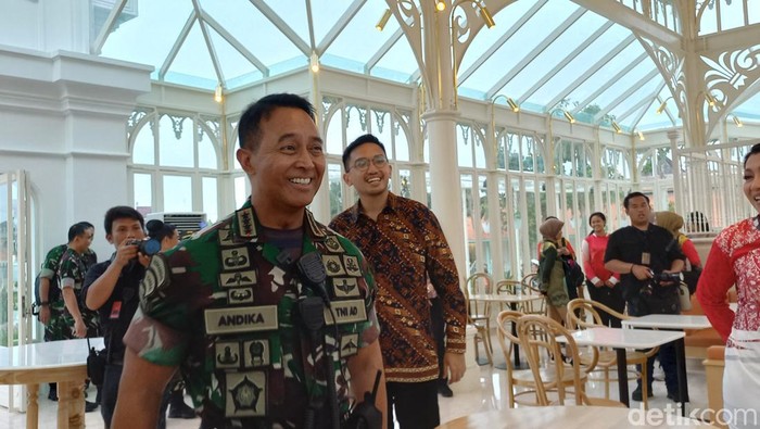 KGPAA Mangkunegoro X mengajak Panglima TNI Jenderal Andika Perkasa berkeliling melihat keindahan Taman Pracima, Kamis (8/12/2022)..
